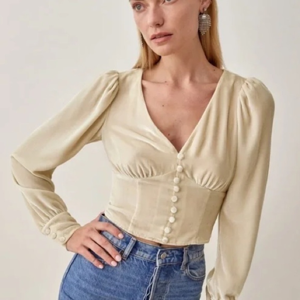 New never worn Reformation Henning Velvet top long sleeve size 0 almond buttoned